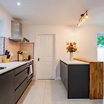 Family-friendly 3 Bed House - Sleeps 6