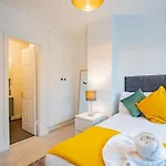 Modern & Spacious 3 Bed House 別荘