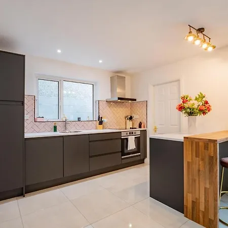 Vakantiehuis Modern & Spacious 3 Bed House Galway