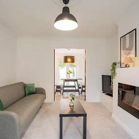 Modern & Spacious 3 Bed House Vakantiehuis *