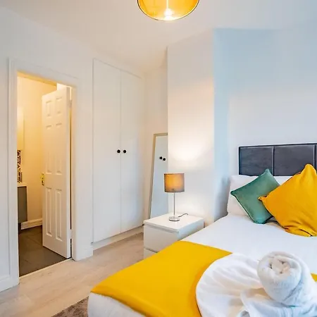 Family-friendly 3 Bed House - Sleeps 6 بيت للعطل