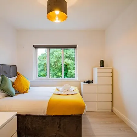 Family-friendly 3 Bed House - Sleeps 6 بيت للعطل