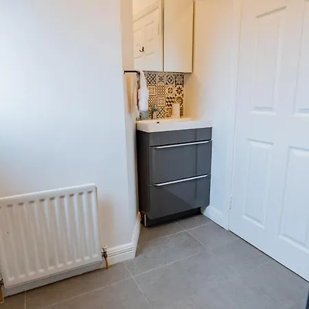 Family-friendly 3 Bed House - Sleeps 6