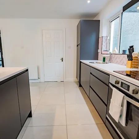 Vakantiehuis Modern & Spacious 3 Bed House *