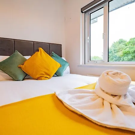Family-friendly 3 Bed House - Sleeps 6 *