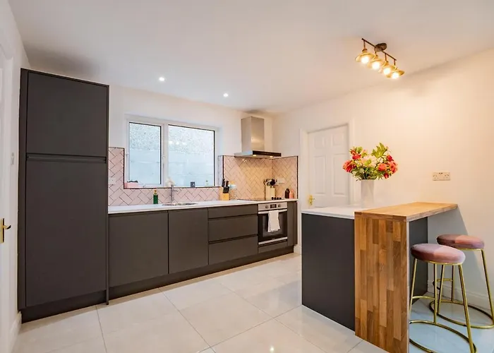 펜션 Modern & Spacious 3 Bed House 골웨이