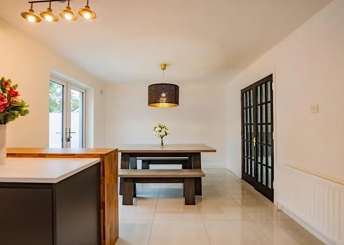 펜션 Modern & Spacious 3 Bed House 골웨이