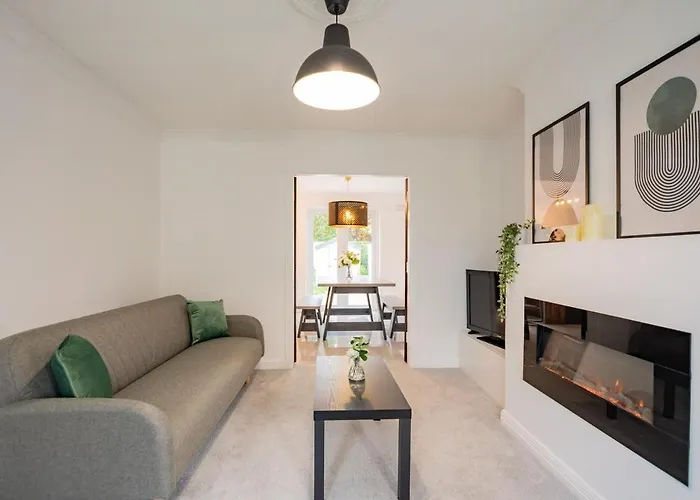 Modern & Spacious 3 Bed House 펜션 *