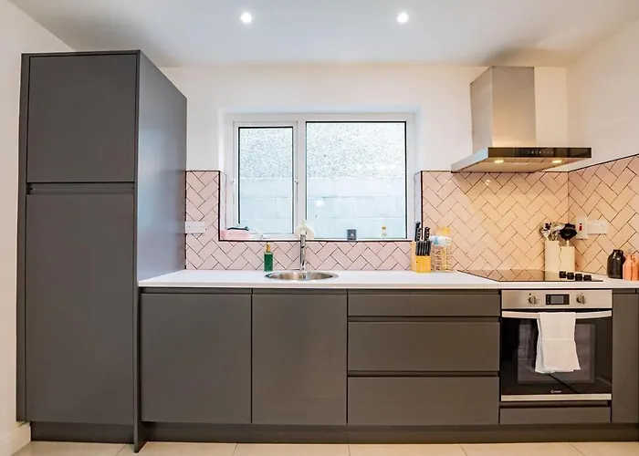 Modern & Spacious 3 Bed House 펜션 *