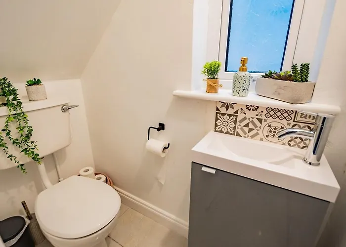 Modern & Spacious 3 Bed House 펜션 *