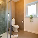 Family-friendly 3 Bed House - Sleeps 6