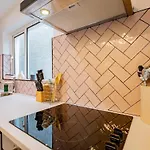 Family-friendly 3 Bed House - Sleeps 6 *