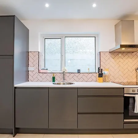 Modern & Spacious 3 Bed House Сasa de vacaciones *
